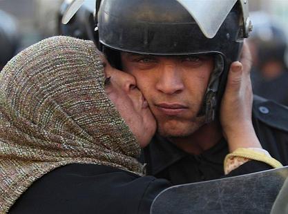 protester in Egypt kisses riot police