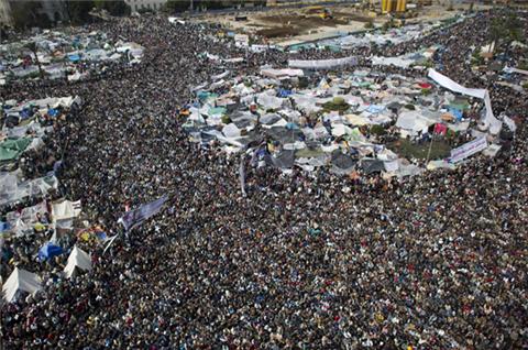 Protestors streaming into Tahrir Square